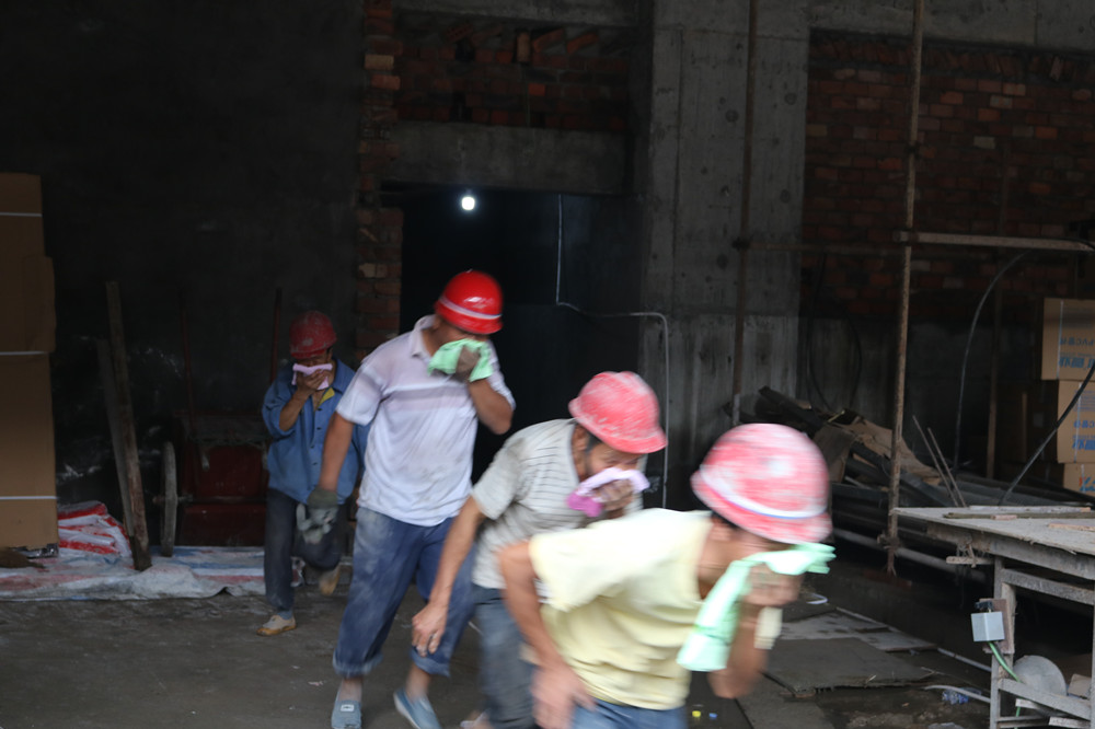 福建易順建筑工程有限公司“東升商城”工程2017年度《安全生產月》消防、救援應急演練