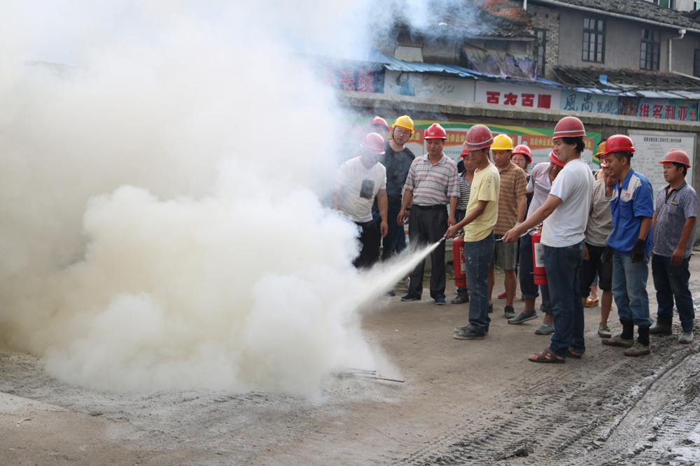 福建易順建筑工程有限公司“東升商城”工程2017年度《安全生產月》消防、救援應急演練