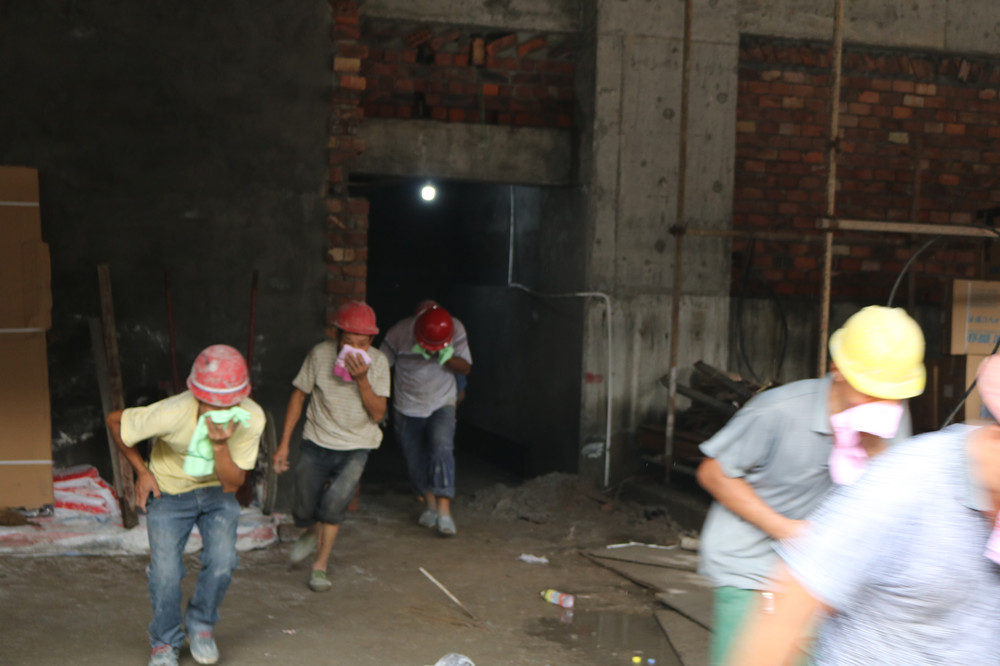 福建易順建筑工程有限公司“東升商城”工程2017年度《安全生產月》消防、救援應急演練