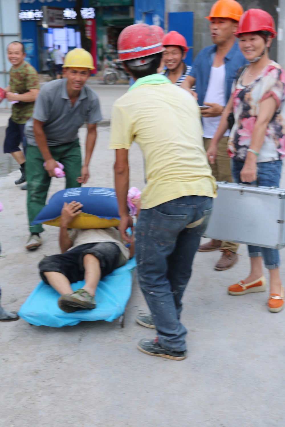 福建易順建筑工程有限公司“東升商城”工程2017年度《安全生產月》消防、救援應急演練