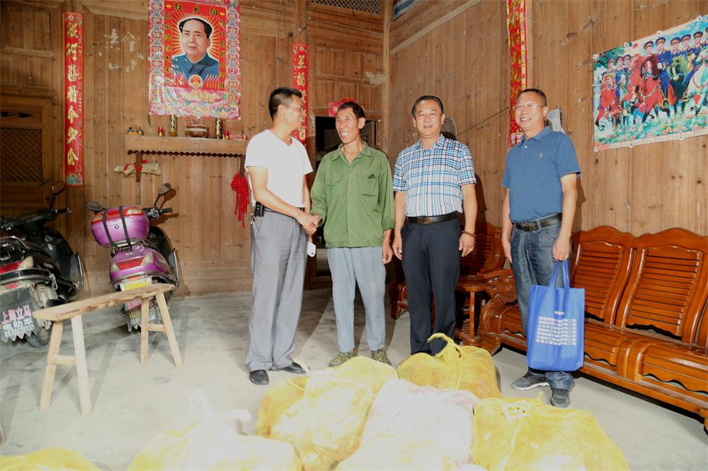 福建易順建筑工程有限公司“互動聯動、掛鉤幫扶”招沙甲村貧困戶捐贈儀式