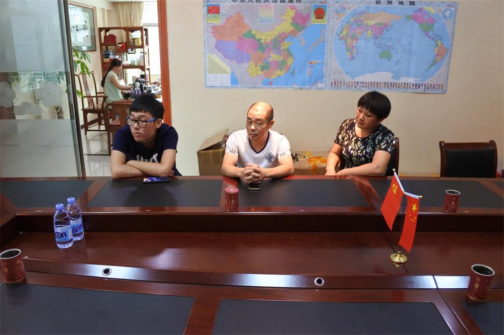 知識改變?nèi)说拿\(yùn)，公司職工子女考上大學(xué) 單位頒發(fā)助學(xué)金