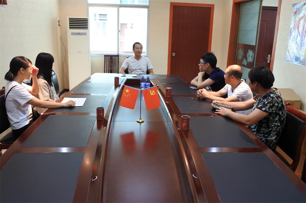 知識改變?nèi)说拿\(yùn)，公司職工子女考上大學(xué) 單位頒發(fā)助學(xué)金