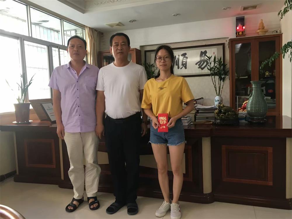 知識改變?nèi)说拿\(yùn)，公司職工子女考上大學(xué) 單位頒發(fā)助學(xué)金