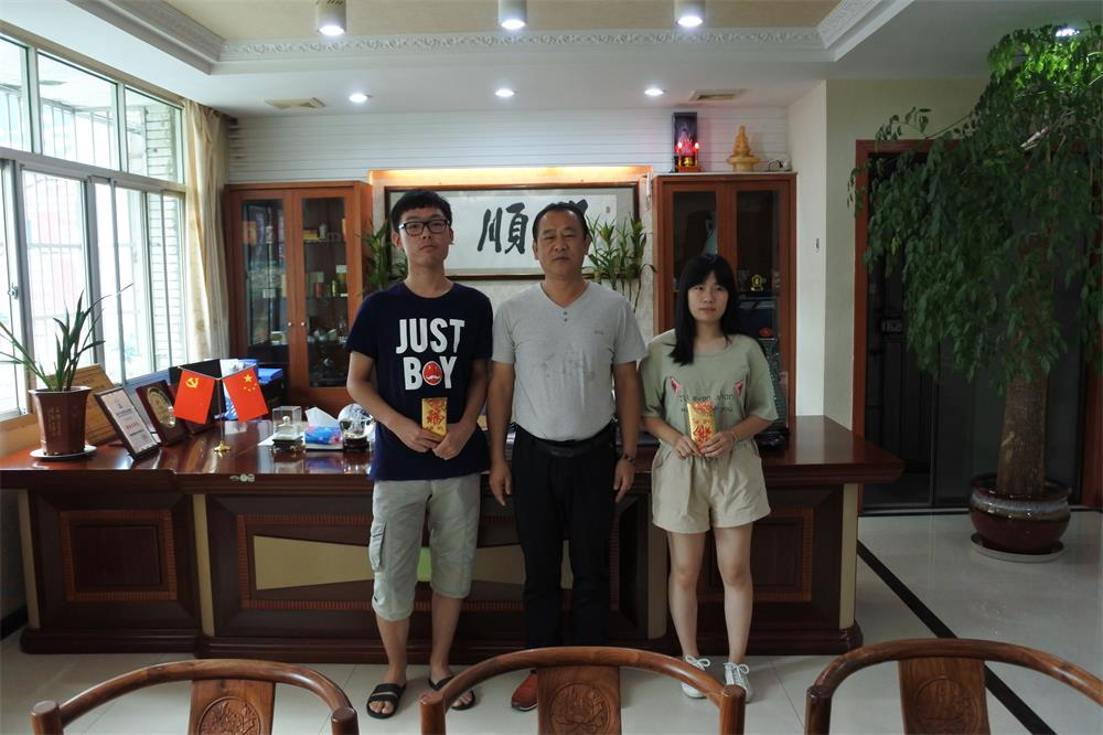 知識改變?nèi)说拿\(yùn)，公司職工子女考上大學(xué) 單位頒發(fā)助學(xué)金