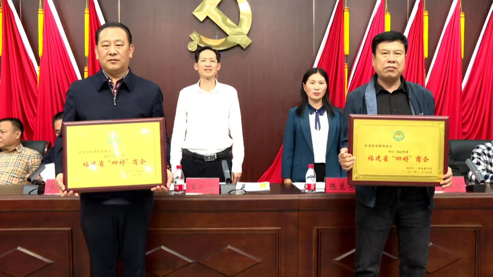 易順建工集團(tuán)董事長李易順作為松溪街道商會代表領(lǐng)取2021-2022年度福建省“四好”商會榮譽(yù)獎項。